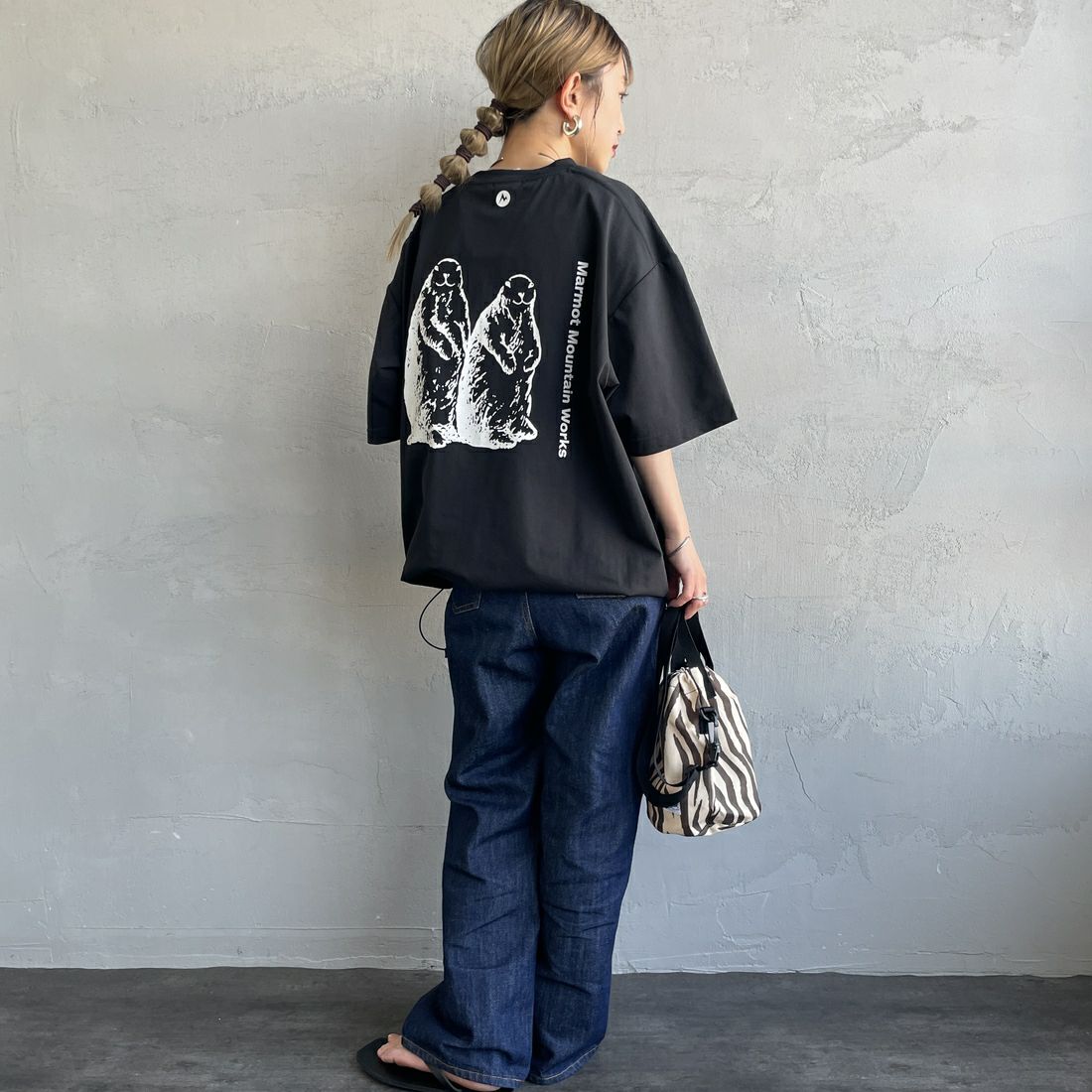 Marmot [マーモット] 別注 ドローコード付き マーモットバックプリントTシャツ [MTSS25MST329IN-JF] BLACK &&モデル身長：150cm 着用サイズ：S&&