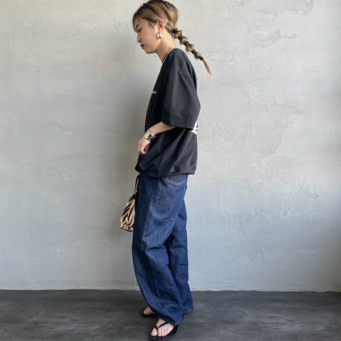 Marmot [マーモット] 別注 ドローコード付き マーモットバックプリントTシャツ [MTSS25MST329IN-JF] BLACK &&モデル身長：150cm 着用サイズ：S&&