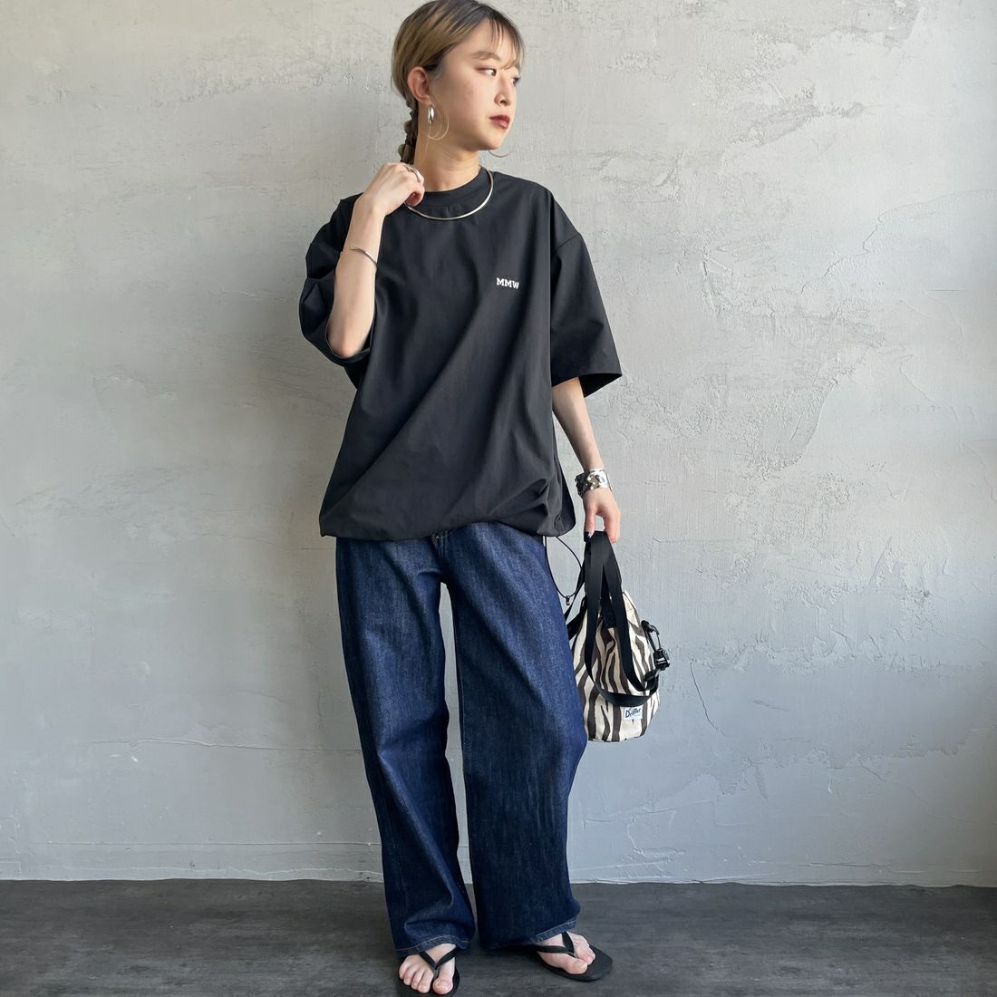 Marmot [マーモット] 別注 ドローコード付き マーモットバックプリントTシャツ [MTSS25MST329IN-JF] BLACK &&モデル身長：150cm 着用サイズ：S&&