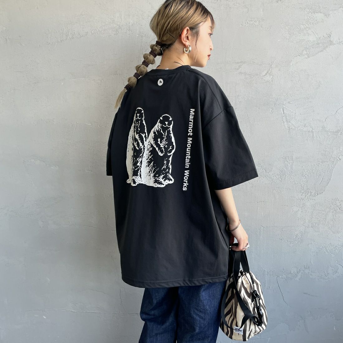 Marmot [マーモット] 別注 ドローコード付き マーモットバックプリントTシャツ [MTSS25MST329IN-JF] BLACK &&モデル身長：150cm 着用サイズ：S&&