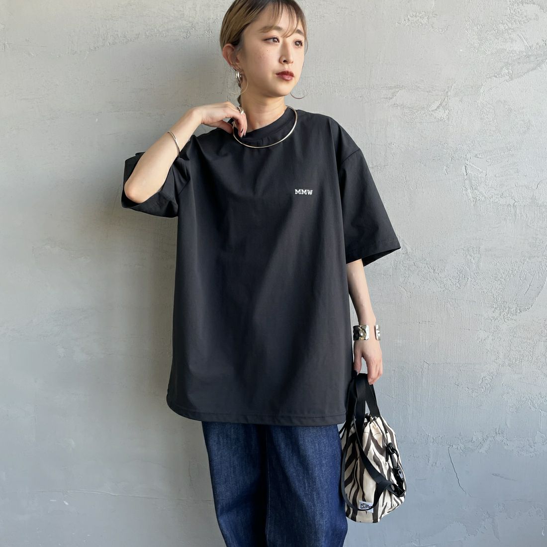 Marmot [マーモット] 別注 ドローコード付き マーモットバックプリントTシャツ [MTSS25MST329IN-JF] BLACK &&モデル身長：150cm 着用サイズ：S&&