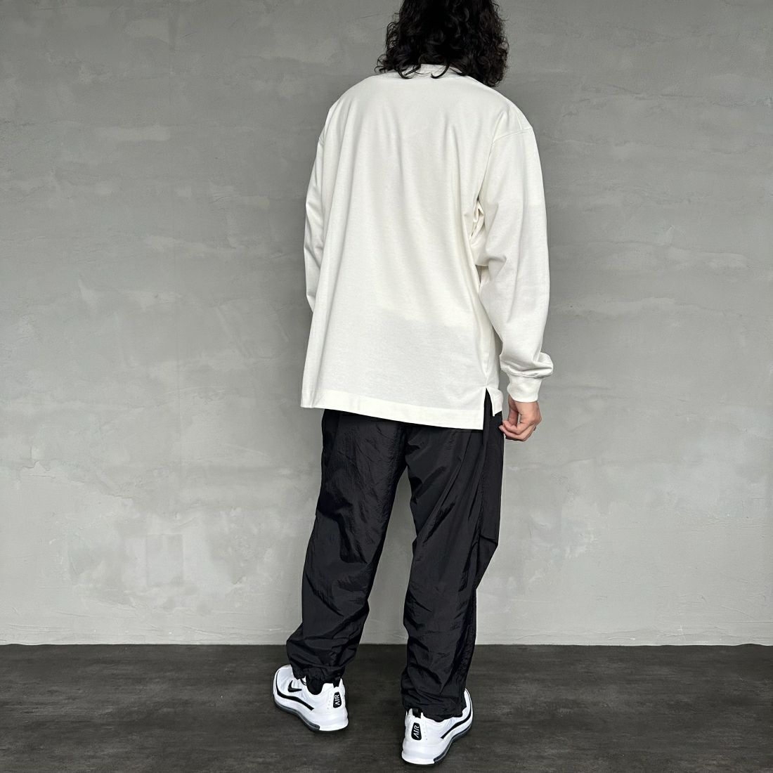 NANGA [ナンガ] エコハイブリッド ボックスロゴ刺繍Tシャツ [NW2411-1G803] WHT &&モデル身長：173cm 着用サイズ：M&&