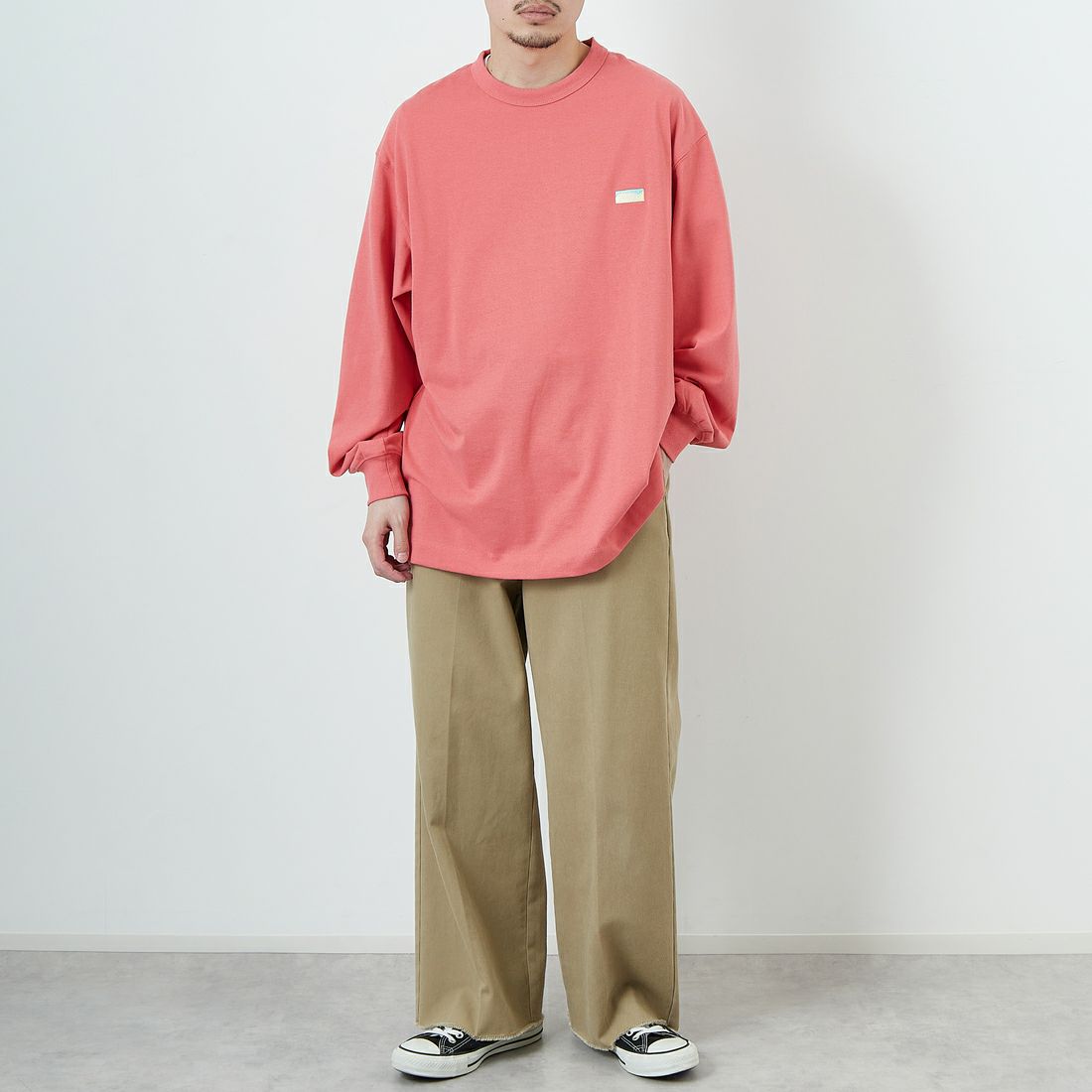 NANGA [ナンガ] エコハイブリッド ボックスロゴ刺繍Tシャツ [NW2411-1G803] S.PNK &&モデル身長：168cm 着用サイズ：L&&