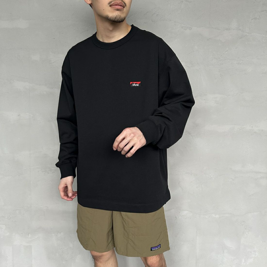 NANGA [ナンガ] エコハイブリッド ボックスロゴ刺繍Tシャツ [NW2411-1G803] BLK &&モデル身長：168cm 着用サイズ：L&&
