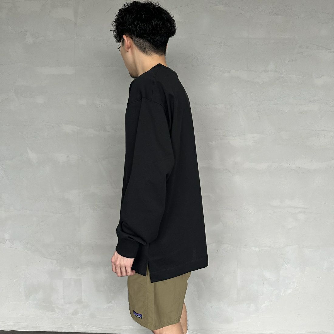 NANGA [ナンガ] エコハイブリッド ボックスロゴ刺繍Tシャツ [NW2411-1G803] BLK &&モデル身長：168cm 着用サイズ：L&&