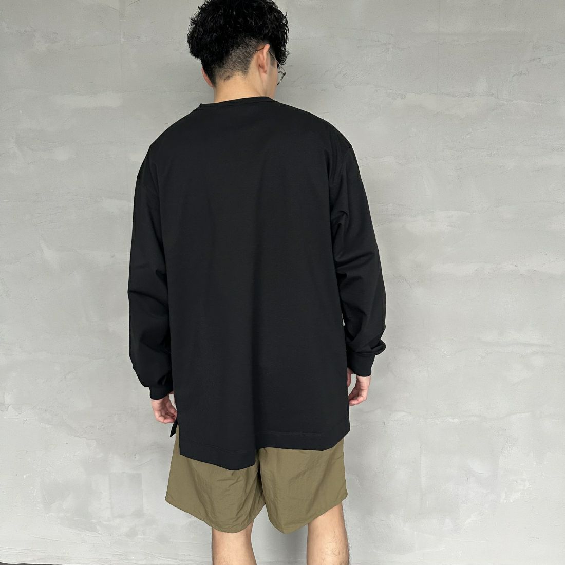 NANGA [ナンガ] エコハイブリッド ボックスロゴ刺繍Tシャツ [NW2411-1G803] BLK &&モデル身長：168cm 着用サイズ：L&&