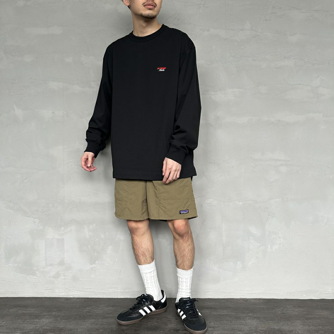 NANGA [ナンガ] エコハイブリッド ボックスロゴ刺繍Tシャツ [NW2411-1G803] BLK &&モデル身長：168cm 着用サイズ：L&&