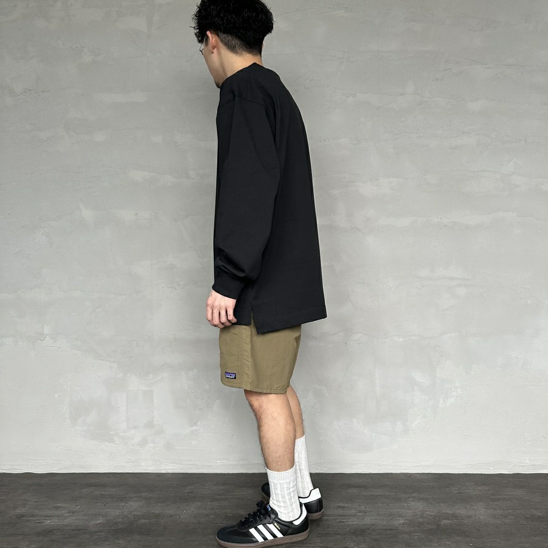 NANGA [ナンガ] エコハイブリッド ボックスロゴ刺繍Tシャツ [NW2411-1G803] BLK &&モデル身長：168cm 着用サイズ：L&&