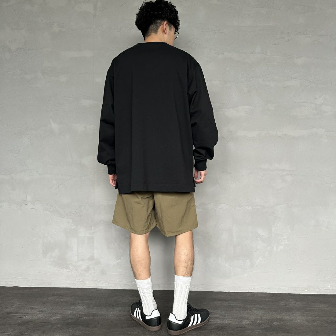 NANGA [ナンガ] エコハイブリッド ボックスロゴ刺繍Tシャツ [NW2411-1G803] BLK &&モデル身長：168cm 着用サイズ：L&&