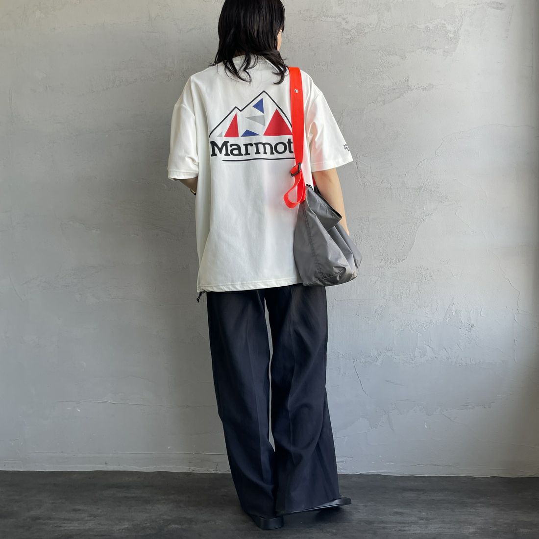 Marmot [マーモット] 別注 ドローコード付き バックプリントポケットTシャツ [MTSS25MST331IN-JF] WHITE &&モデル身長：160cm 着用サイズ：S&&