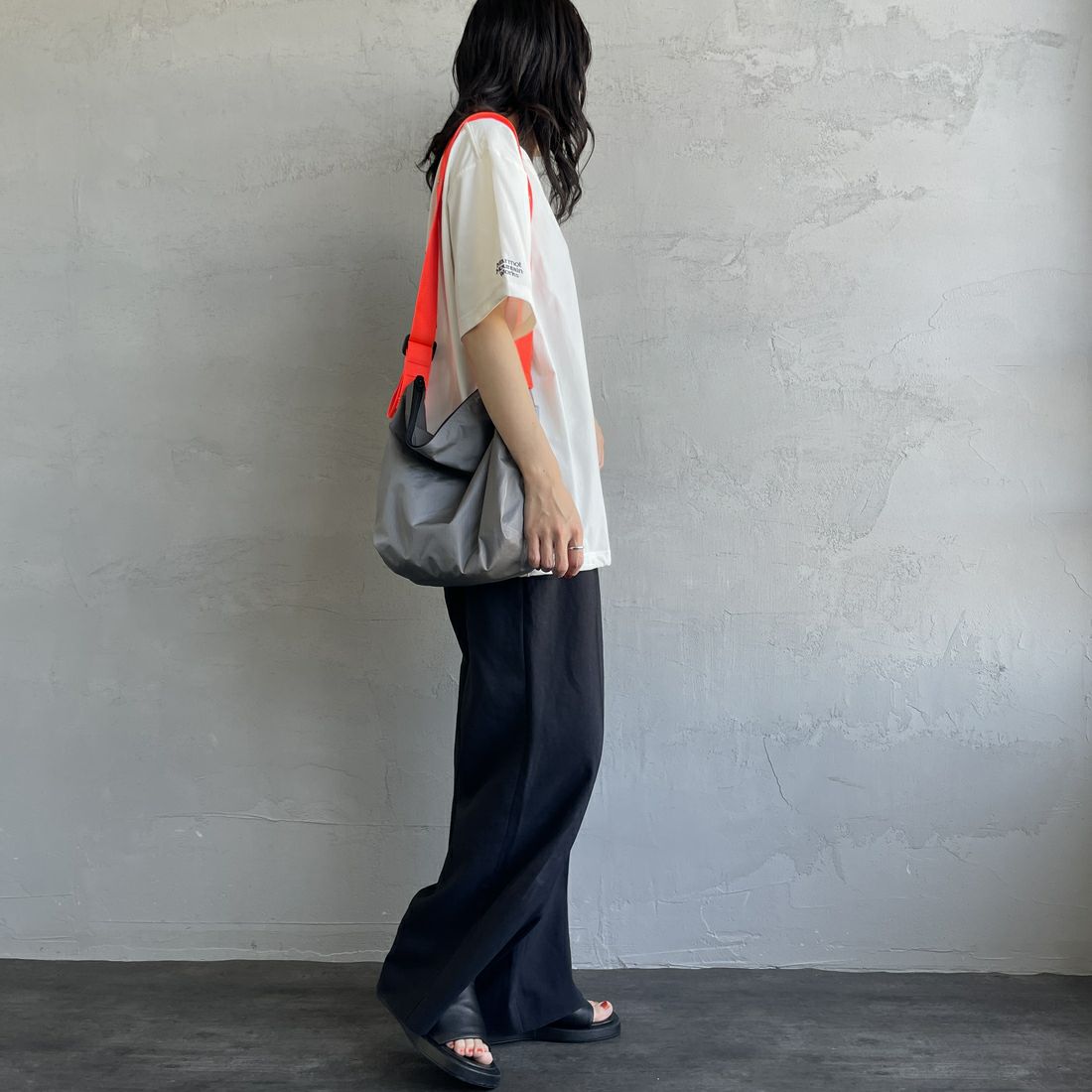 Marmot [マーモット] 別注 ドローコード付き バックプリントポケットTシャツ [MTSS25MST331IN-JF] WHITE &&モデル身長：160cm 着用サイズ：S&&
