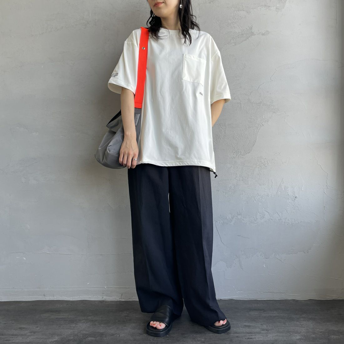Marmot [マーモット] 別注 ドローコード付き バックプリントポケットTシャツ [MTSS25MST331IN-JF] WHITE &&モデル身長：160cm 着用サイズ：S&&