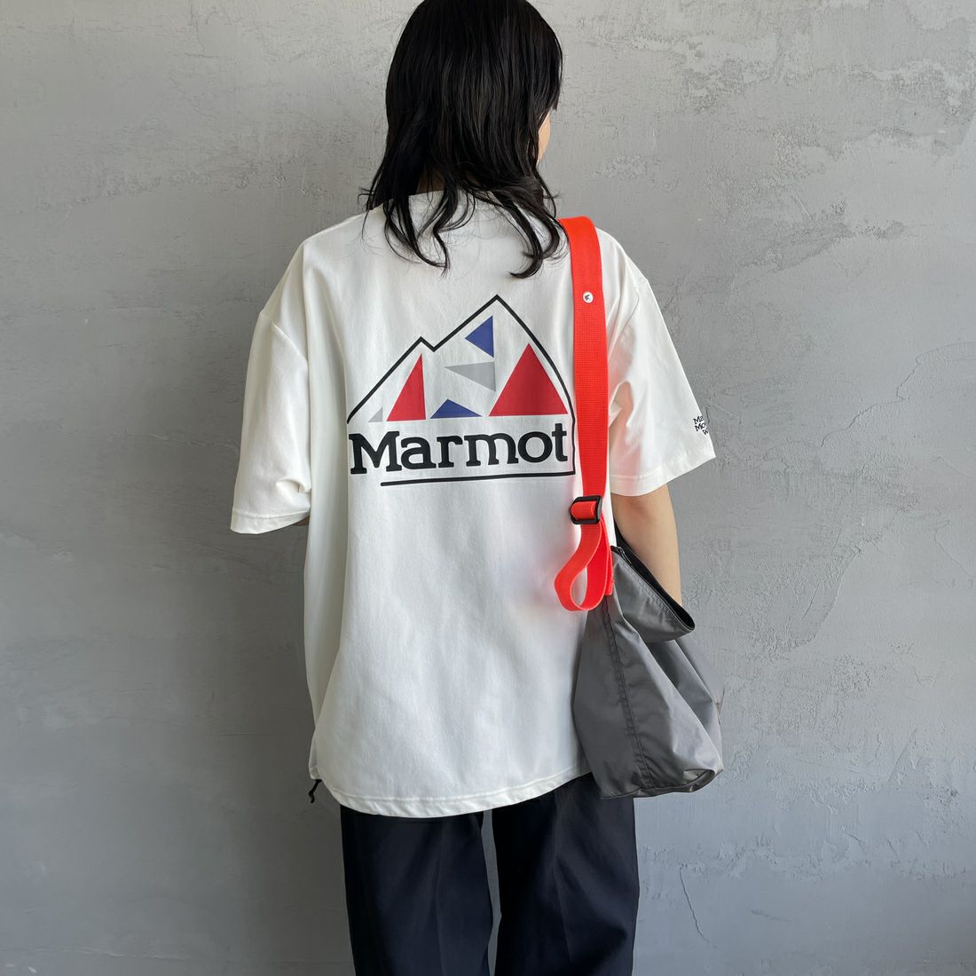Marmot [マーモット] 別注 ドローコード付き バックプリントポケットTシャツ [MTSS25MST331IN-JF] WHITE &&モデル身長：160cm 着用サイズ：S&&