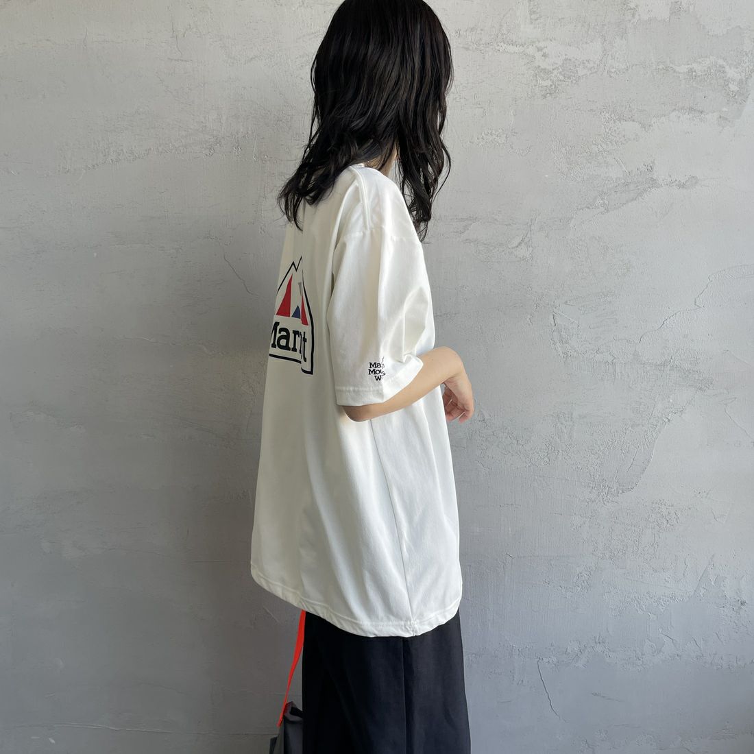 Marmot [マーモット] 別注 ドローコード付き バックプリントポケットTシャツ [MTSS25MST331IN-JF] WHITE &&モデル身長：160cm 着用サイズ：S&&