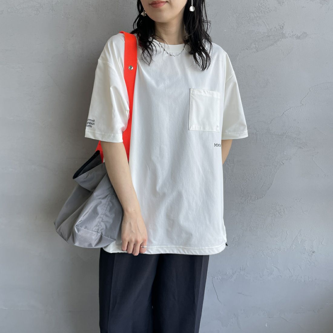 Marmot [マーモット] 別注 ドローコード付き バックプリントポケットTシャツ [MTSS25MST331IN-JF] WHITE &&モデル身長：160cm 着用サイズ：S&&
