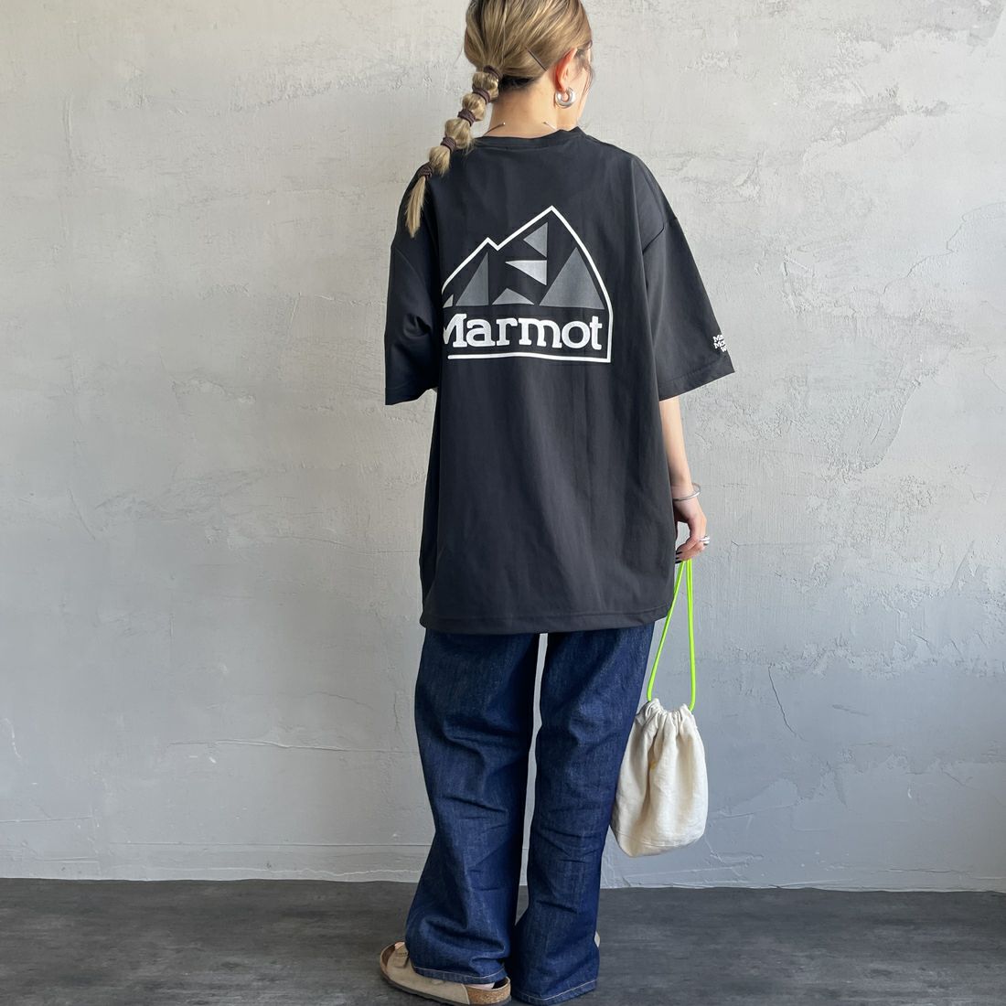 Marmot [マーモット] 別注 ドローコード付き バックプリントポケットTシャツ [MTSS25MST331IN-JF] BLACK &&モデル身長：150cm 着用サイズ：S&&