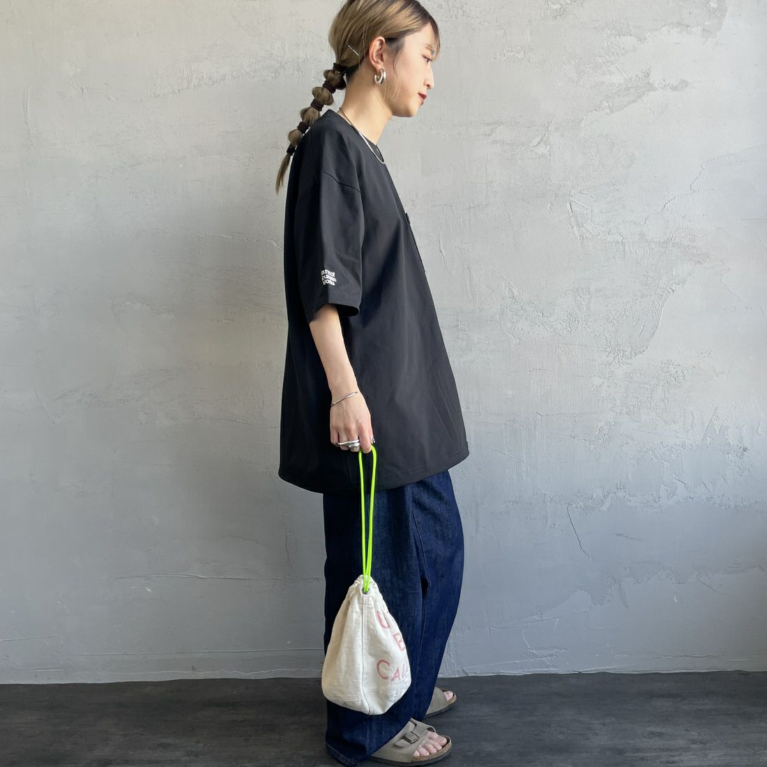 Marmot [マーモット] 別注 ドローコード付き バックプリントポケットTシャツ [MTSS25MST331IN-JF] BLACK &&モデル身長：150cm 着用サイズ：S&&