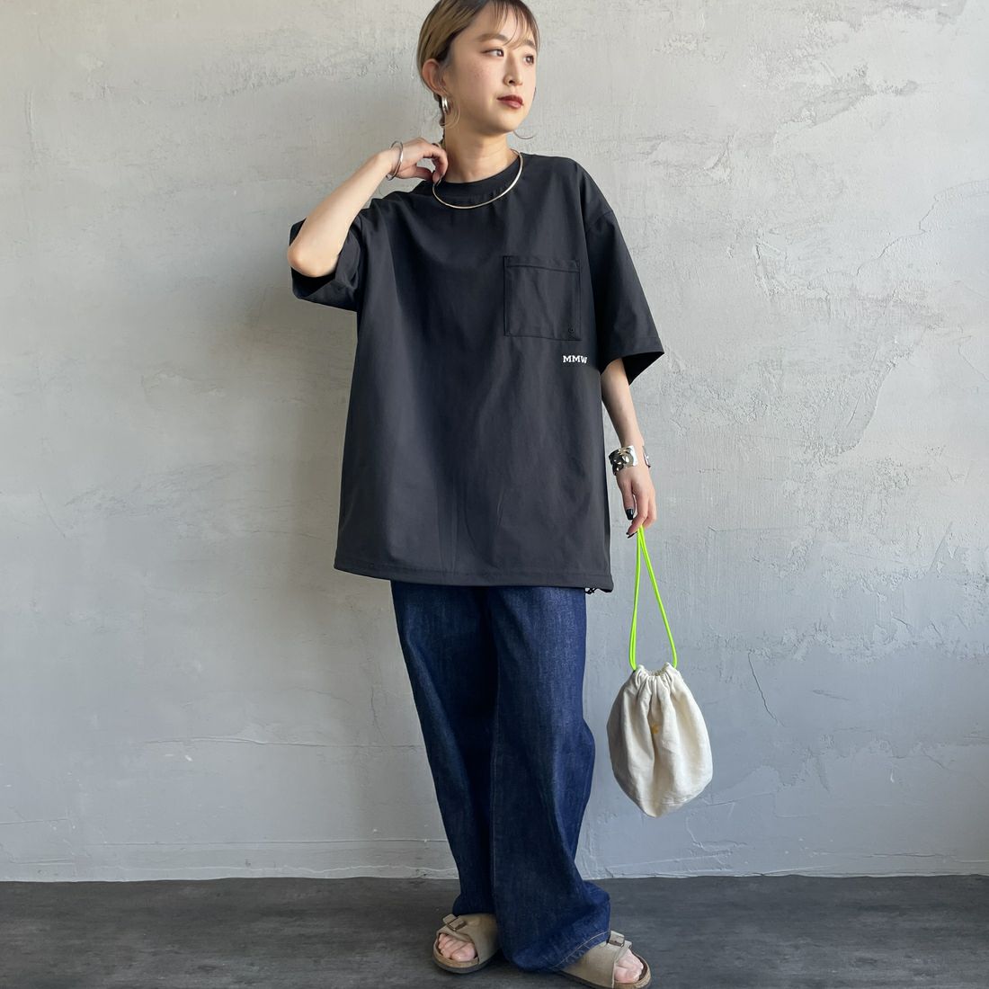 Marmot [マーモット] 別注 ドローコード付き バックプリントポケットTシャツ [MTSS25MST331IN-JF] BLACK &&モデル身長：150cm 着用サイズ：S&&