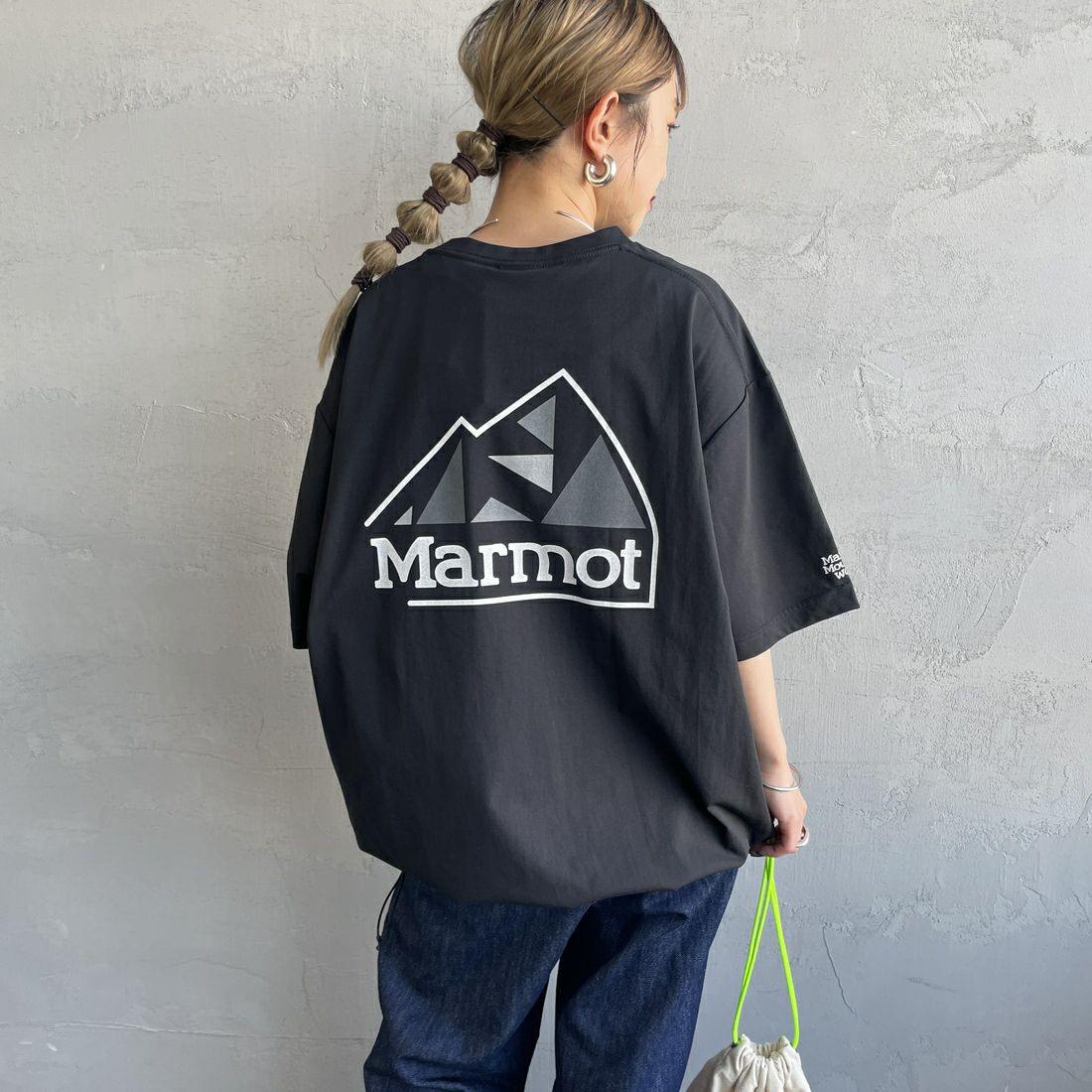 Marmot [マーモット] 別注 ドローコード付き バックプリントポケットTシャツ [MTSS25MST331IN-JF] BLACK &&モデル身長：150cm 着用サイズ：S&&