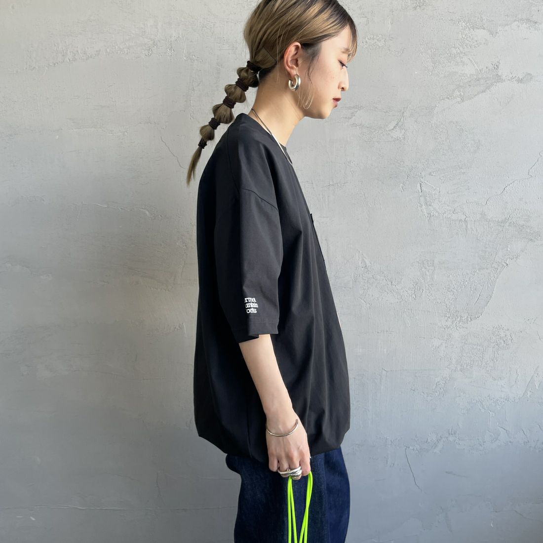 Marmot [マーモット] 別注 ドローコード付き バックプリントポケットTシャツ [MTSS25MST331IN-JF] BLACK &&モデル身長：150cm 着用サイズ：S&&