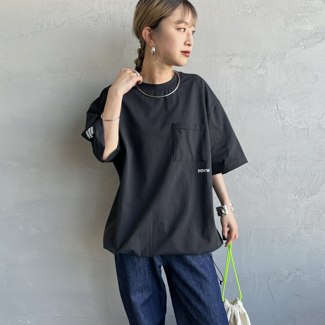 Marmot [マーモット] 別注 ドローコード付き バックプリントポケットTシャツ [MTSS25MST331IN-JF] BLACK &&モデル身長：150cm 着用サイズ：S&&