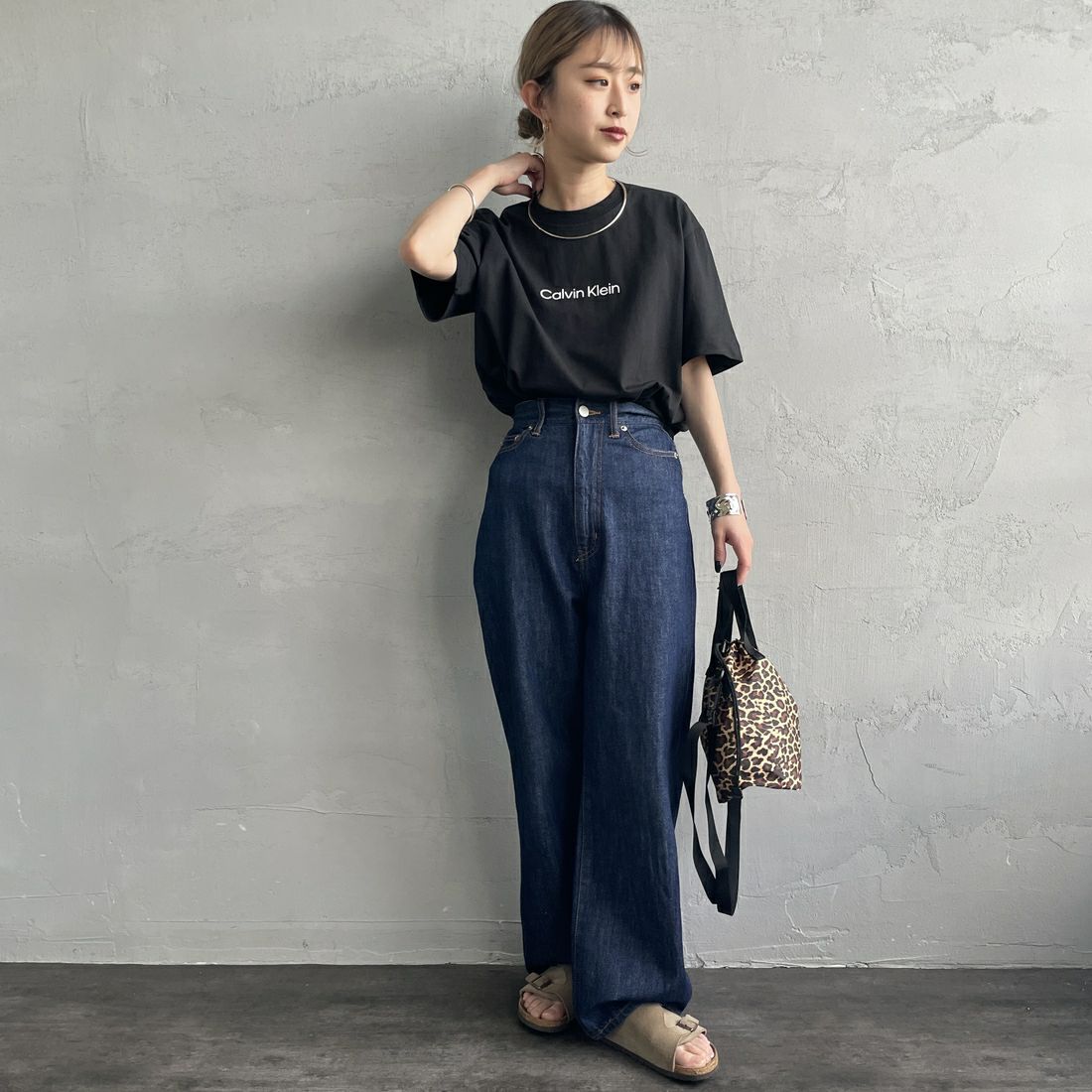 Calvin Klein [カルバンクライン] リラックススタンダードロゴクルーネックTシャツ [47A220G] UB1 &&モデル身長：150cm 着用サイズ：XS&&