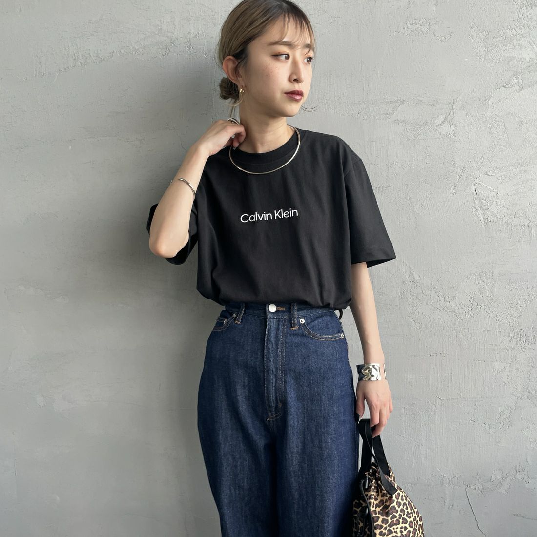 Calvin Klein [カルバンクライン] リラックススタンダードロゴクルーネックTシャツ [47A220G] UB1 &&モデル身長：150cm 着用サイズ：XS&&
