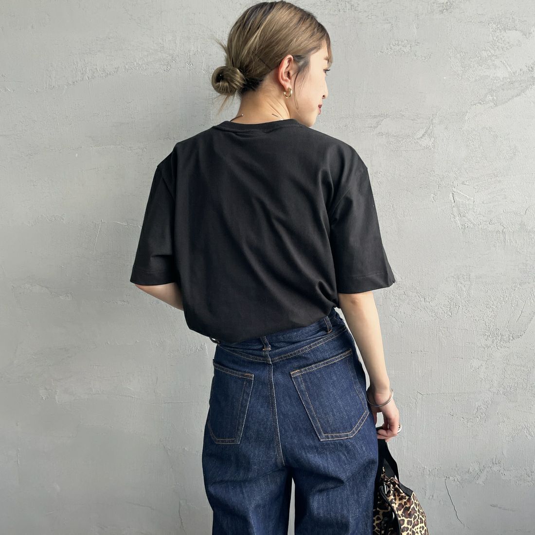 Calvin Klein [カルバンクライン] リラックススタンダードロゴクルーネックTシャツ [47A220G] UB1 &&モデル身長：150cm 着用サイズ：XS&&