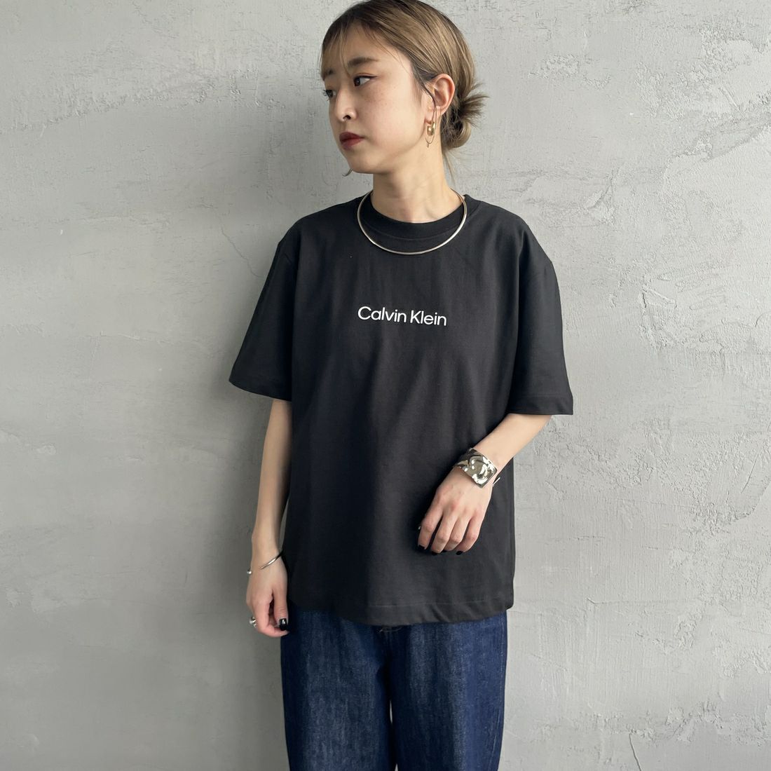 Calvin Klein [カルバンクライン] リラックススタンダードロゴクルーネックTシャツ [47A220G] UB1 &&モデル身長：150cm 着用サイズ：XS&&