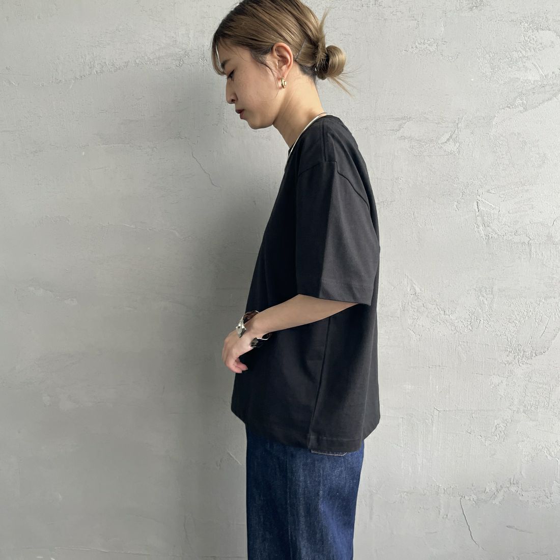 Calvin Klein [カルバンクライン] リラックススタンダードロゴクルーネックTシャツ [47A220G] UB1 &&モデル身長：150cm 着用サイズ：XS&&