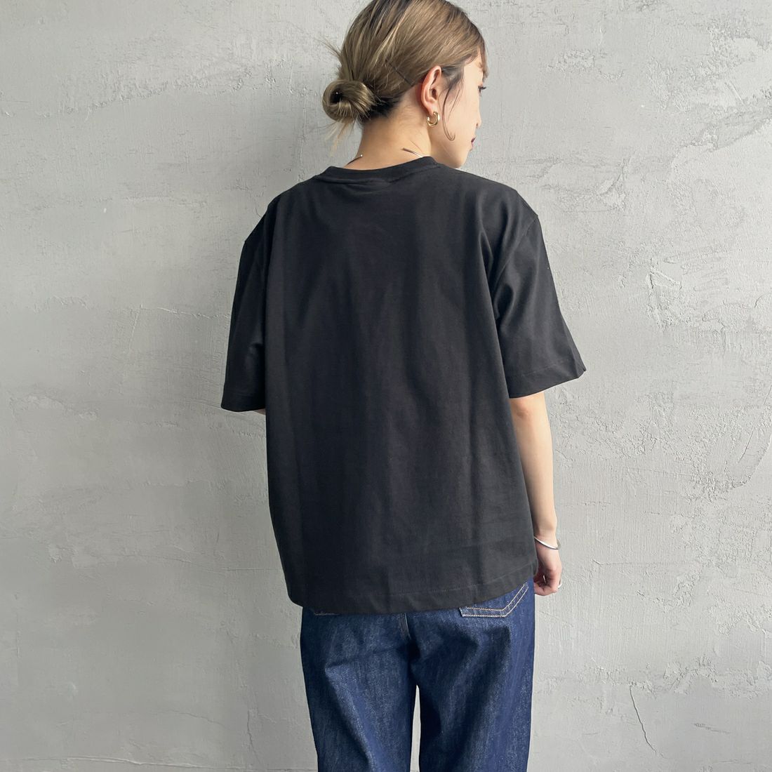 Calvin Klein [カルバンクライン] リラックススタンダードロゴクルーネックTシャツ [47A220G] UB1 &&モデル身長：150cm 着用サイズ：XS&&