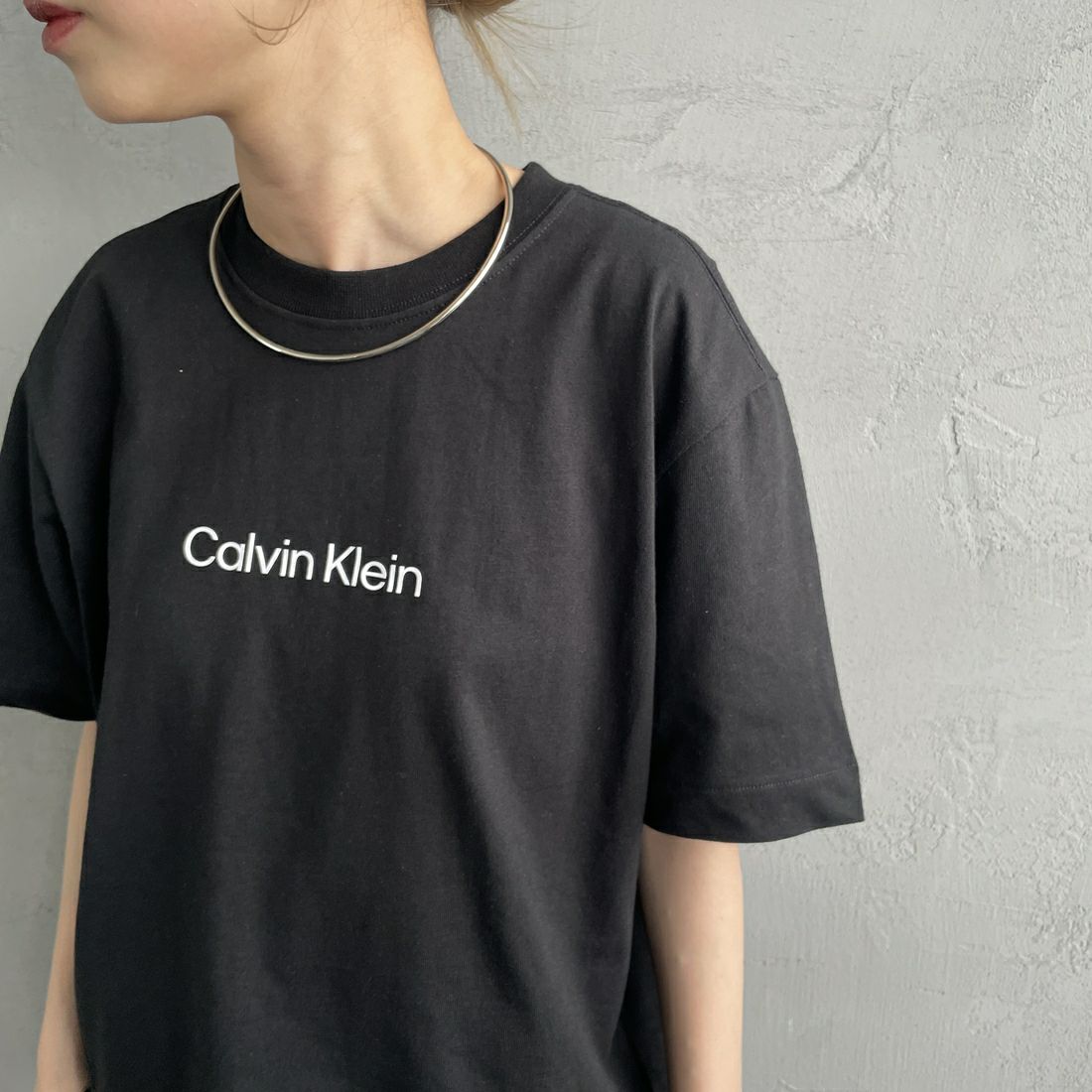 Calvin Klein [カルバンクライン] リラックススタンダードロゴクルーネックTシャツ [47A220G] UB1 &&モデル身長：150cm 着用サイズ：XS&&