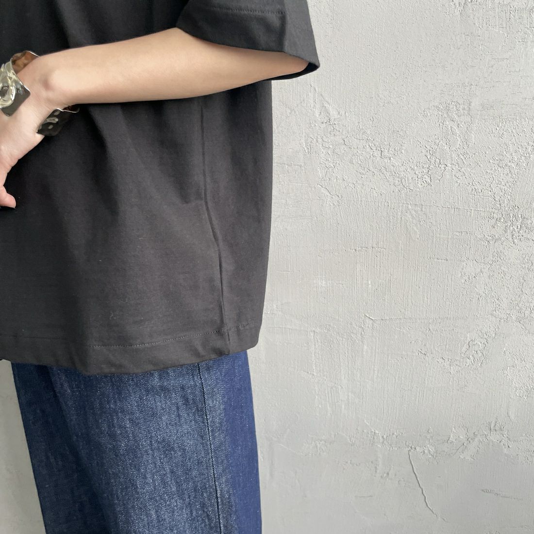 Calvin Klein [カルバンクライン] リラックススタンダードロゴクルーネックTシャツ [47A220G] UB1 &&モデル身長：150cm 着用サイズ：XS&&