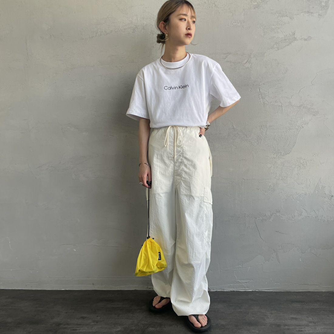 Calvin Klein [カルバンクライン] リラックススタンダードロゴクルーネックTシャツ [47A220G] YAA &&モデル身長：150cm 着用サイズ：XS&&