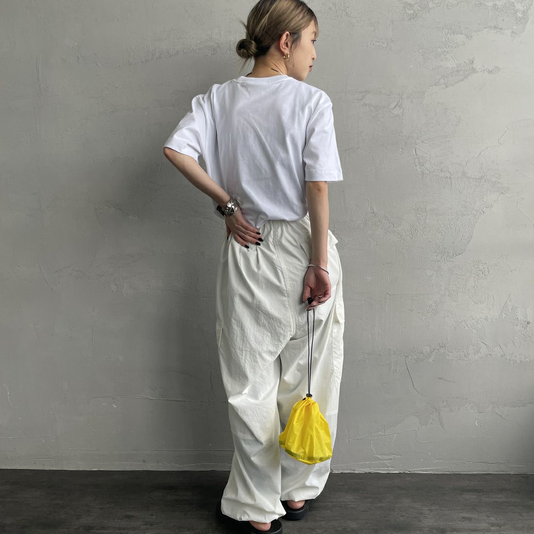 Calvin Klein [カルバンクライン] リラックススタンダードロゴクルーネックTシャツ [47A220G] YAA &&モデル身長：150cm 着用サイズ：XS&&