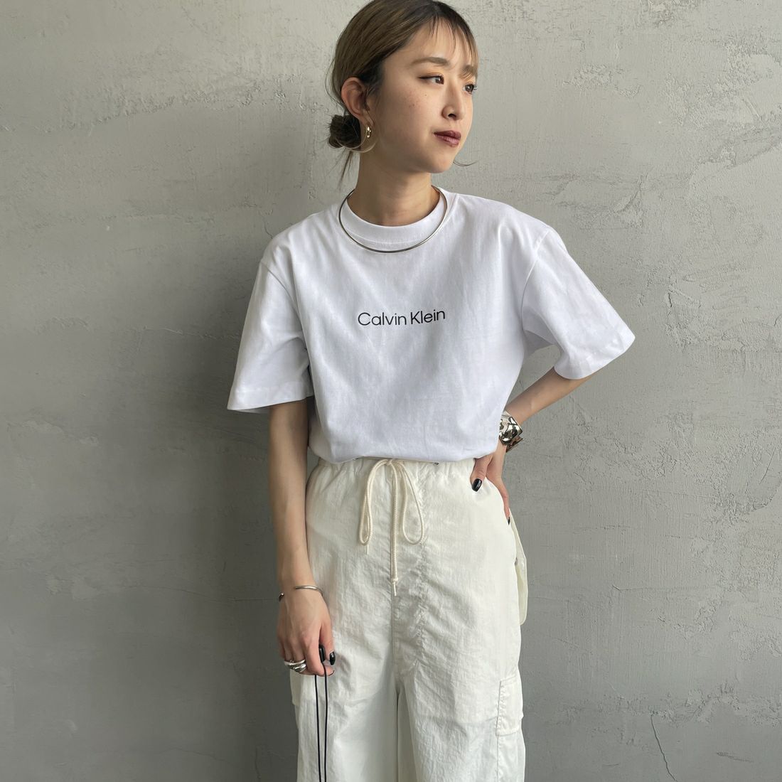 Calvin Klein [カルバンクライン] リラックススタンダードロゴクルーネックTシャツ [47A220G] YAA &&モデル身長：150cm 着用サイズ：XS&&