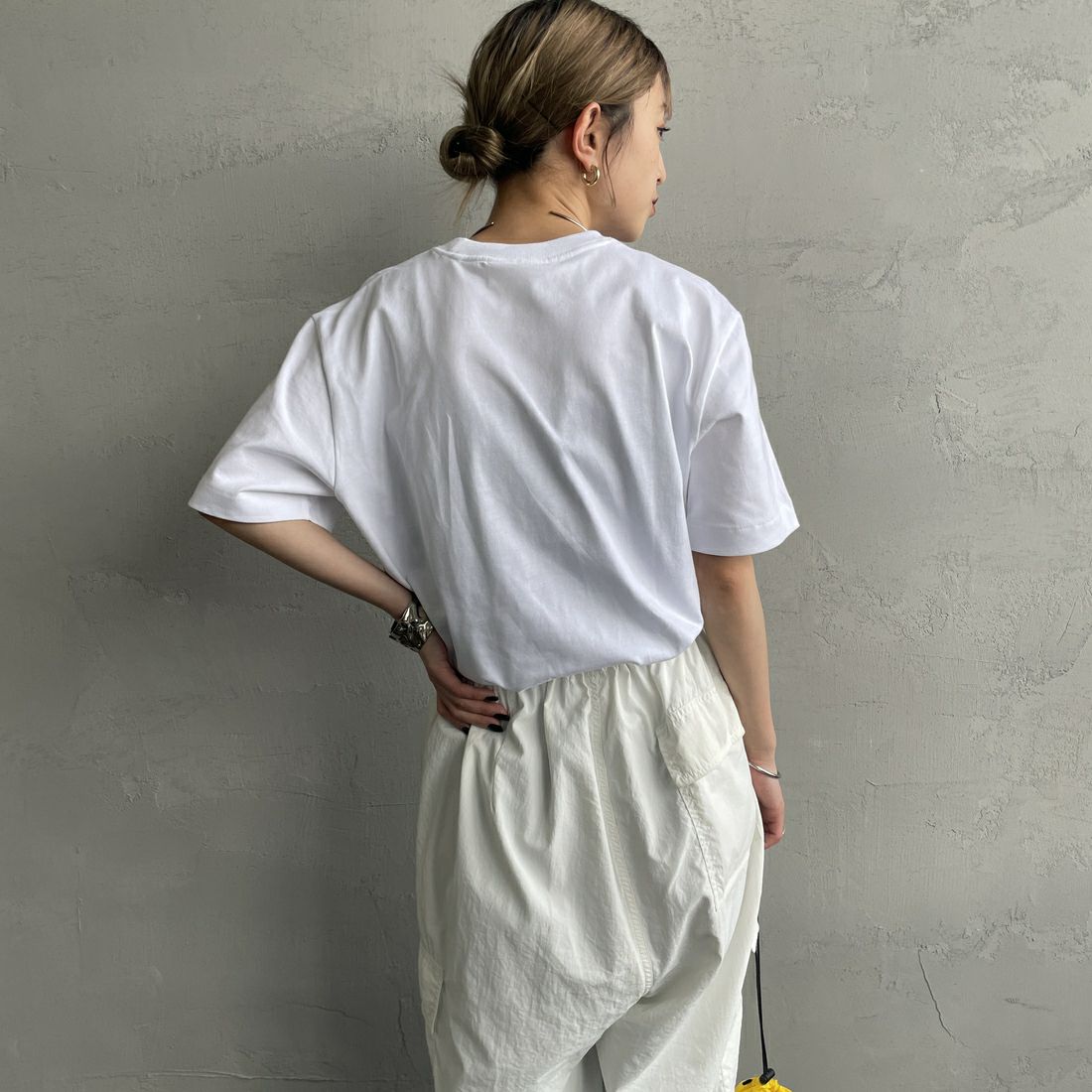 Calvin Klein [カルバンクライン] リラックススタンダードロゴクルーネックTシャツ [47A220G] YAA &&モデル身長：150cm 着用サイズ：XS&&