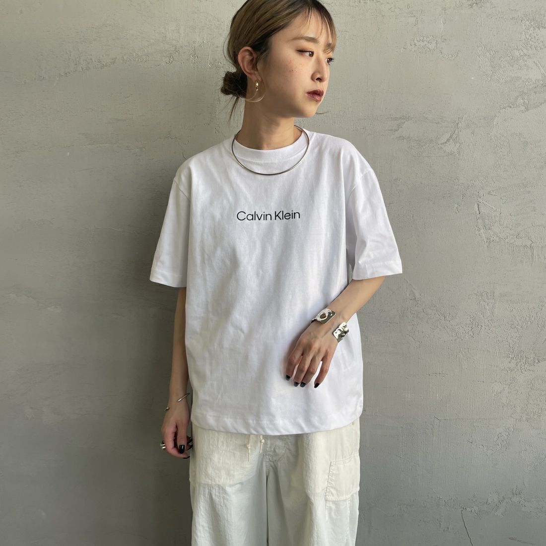 Calvin Klein [カルバンクライン] リラックススタンダードロゴクルーネックTシャツ [47A220G] YAA &&モデル身長：150cm 着用サイズ：XS&&