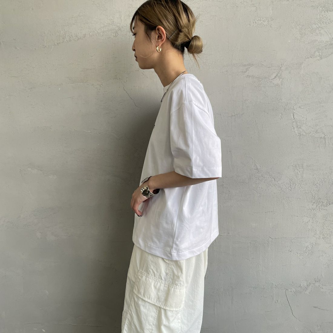 Calvin Klein [カルバンクライン] リラックススタンダードロゴクルーネックTシャツ [47A220G] YAA &&モデル身長：150cm 着用サイズ：XS&&