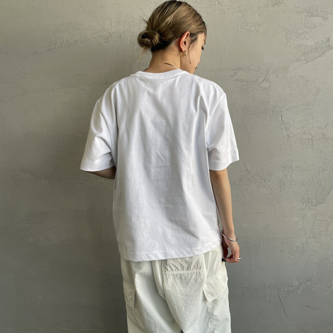 Calvin Klein [カルバンクライン] リラックススタンダードロゴクルーネックTシャツ [47A220G] YAA &&モデル身長：150cm 着用サイズ：XS&&