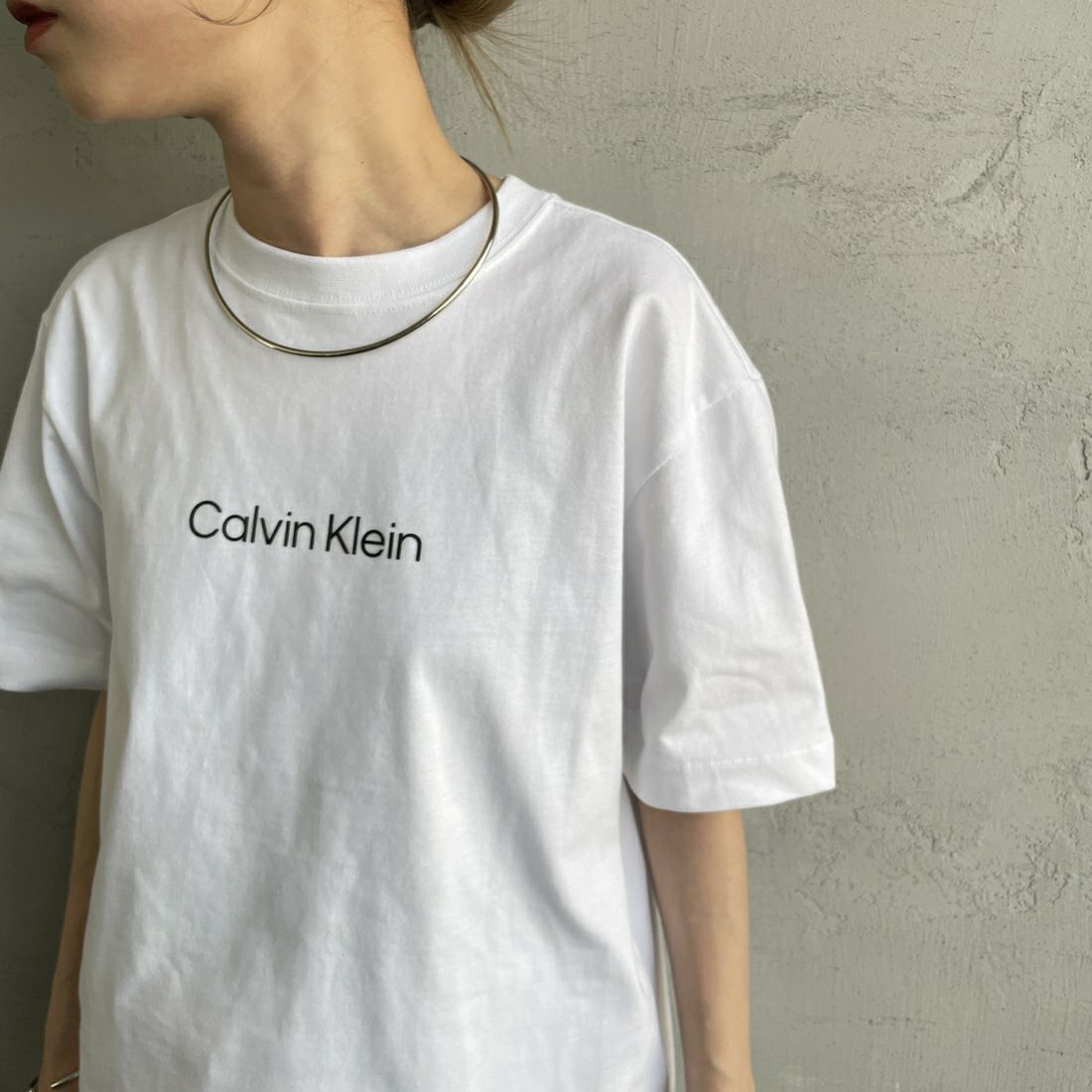 Calvin Klein [カルバンクライン] リラックススタンダードロゴクルーネックTシャツ [47A220G] YAA &&モデル身長：150cm 着用サイズ：XS&&
