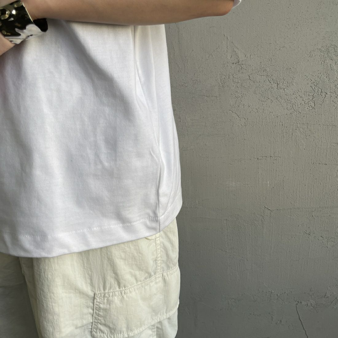 Calvin Klein [カルバンクライン] リラックススタンダードロゴクルーネックTシャツ [47A220G] YAA &&モデル身長：150cm 着用サイズ：XS&&