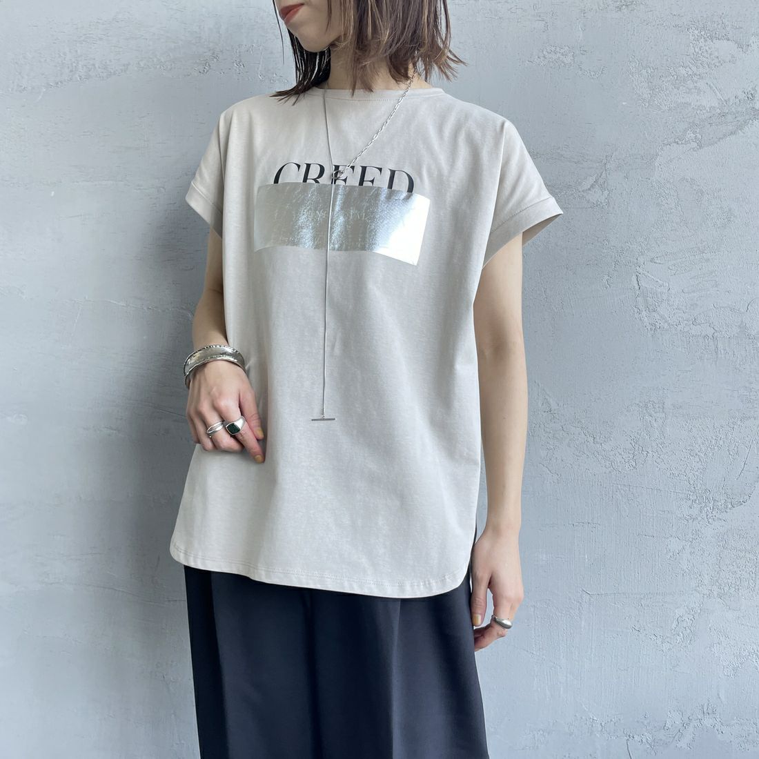 Maison de L'allure [メゾン ドゥ ラリュール] 箔ラバーロゴプリントTシャツ [M25112019] 07 GRAY &&モデル身長：158cm 着用サイズ：F&&