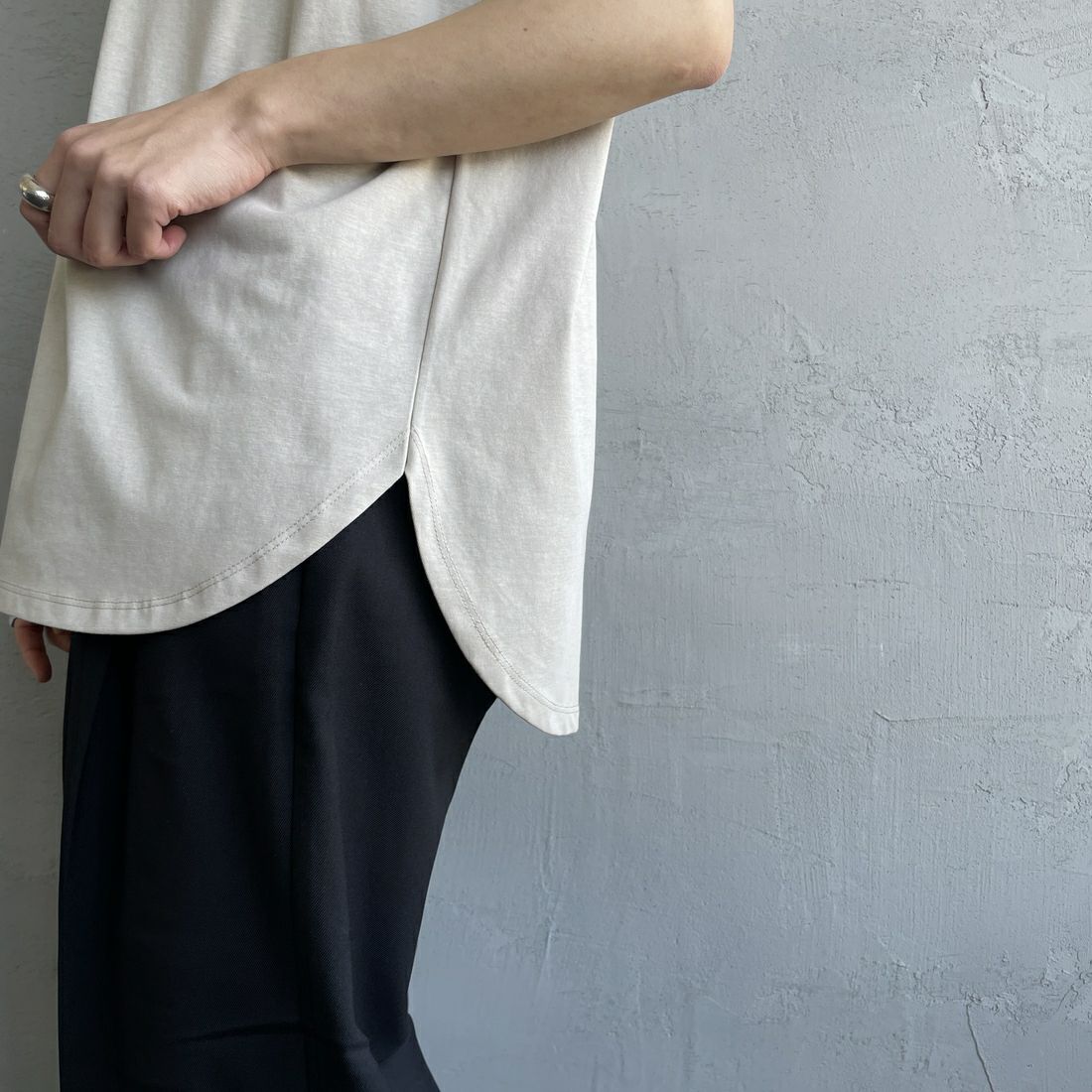 Maison de L'allure [メゾン ドゥ ラリュール] 箔ラバーロゴプリントTシャツ [M25112019] 07 GRAY &&モデル身長：158cm 着用サイズ：F&&
