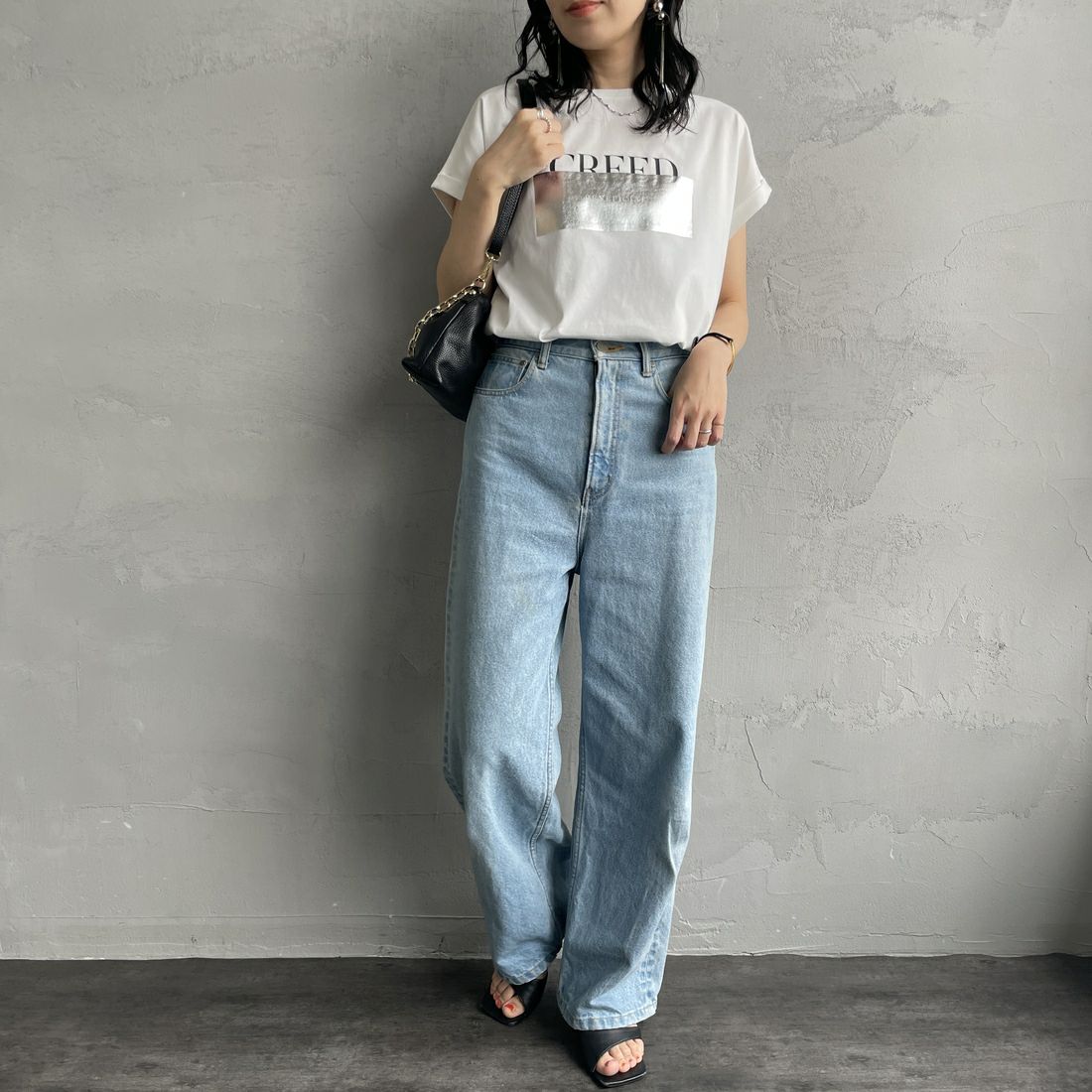 Maison de L'allure [メゾン ドゥ ラリュール] 箔ラバーロゴプリントTシャツ [M25112019] 01 WHITE &&モデル身長：160cm 着用サイズ：F&&