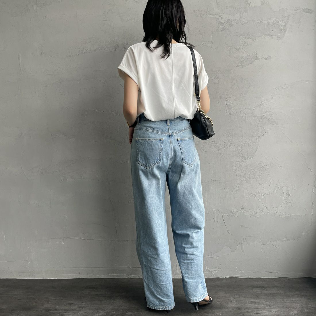 Maison de L'allure [メゾン ドゥ ラリュール] 箔ラバーロゴプリントTシャツ [M25112019] 01 WHITE &&モデル身長：160cm 着用サイズ：F&&