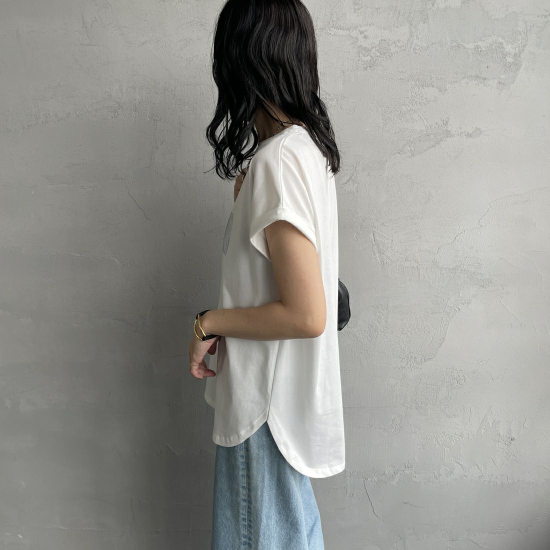Maison de L'allure [メゾン ドゥ ラリュール] 箔ラバーロゴプリントTシャツ [M25112019] 01 WHITE &&モデル身長：160cm 着用サイズ：F&&