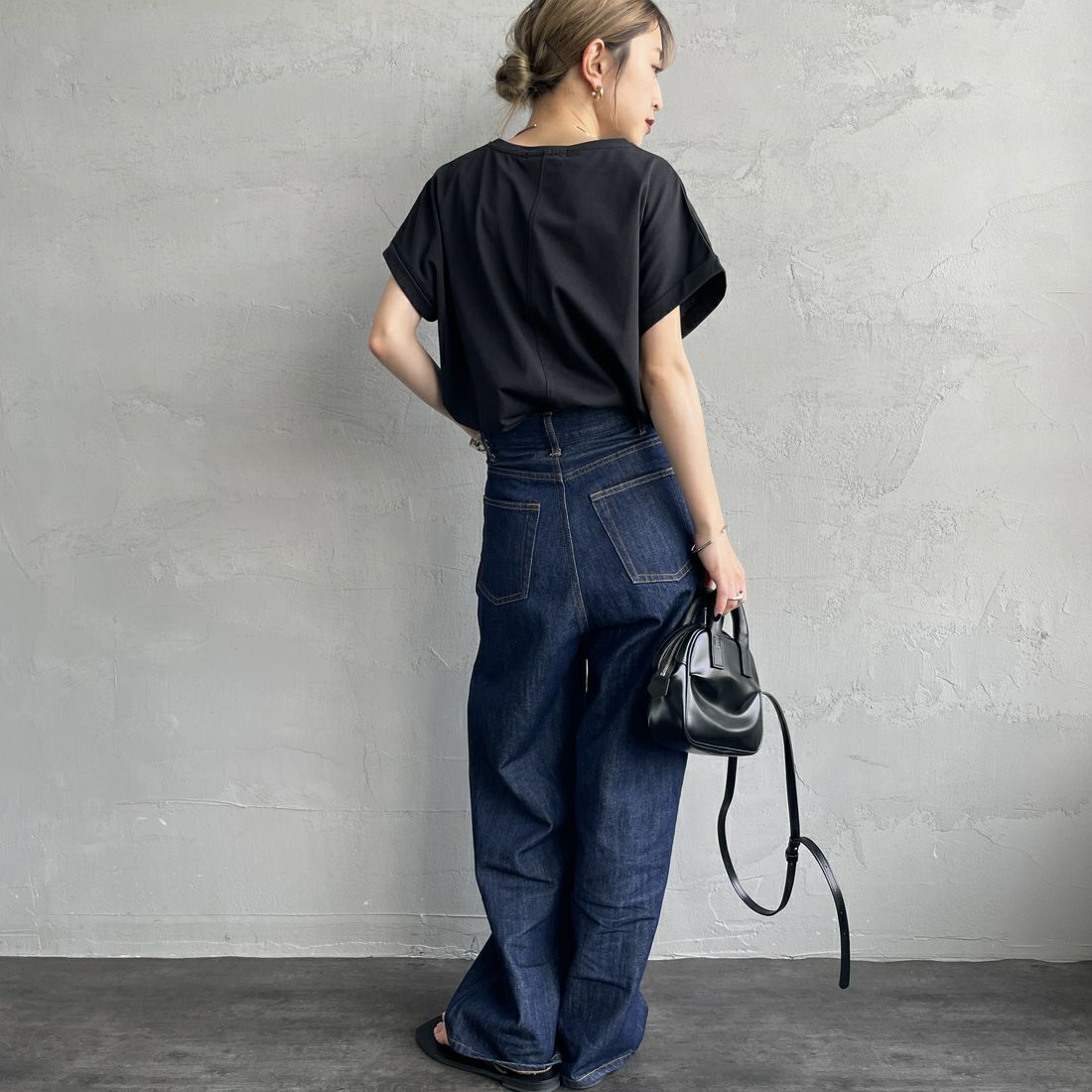 Maison de L'allure [メゾン ドゥ ラリュール] 箔ラバーロゴプリントTシャツ [M25112019] 09 BLACK &&モデル身長：150cm 着用サイズ：F&&
