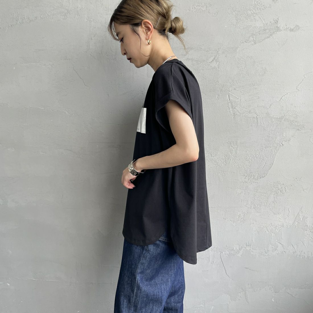 Maison de L'allure [メゾン ドゥ ラリュール] 箔ラバーロゴプリントTシャツ [M25112019] 09 BLACK &&モデル身長：150cm 着用サイズ：F&&
