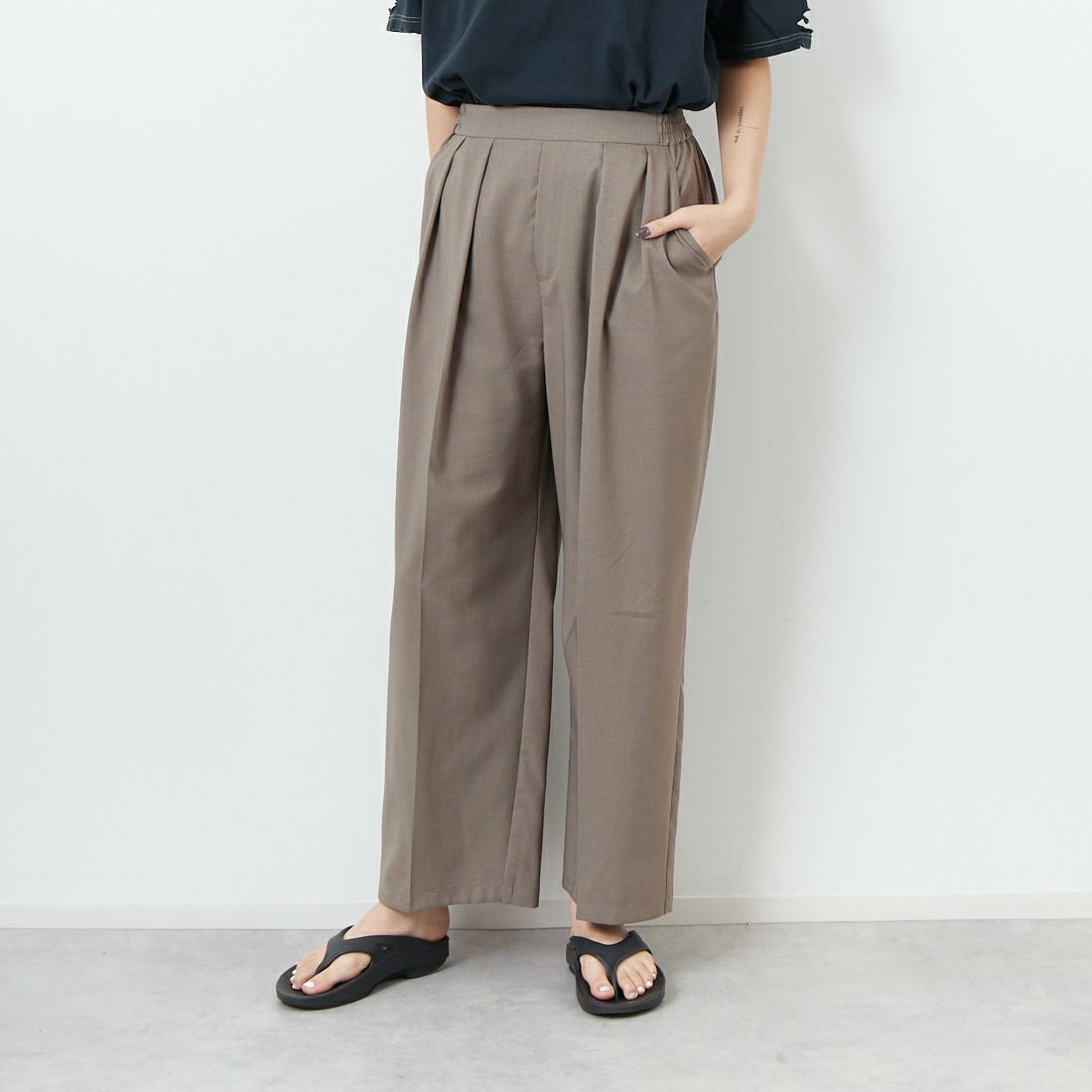Jeans Factory Clothes [ジーンズファクトリークローズ] 2タックイージーワイドスラックス [51086007] ﾓｶｶｰｷ &&モデル身長：167cm 着用サイズ：1&&